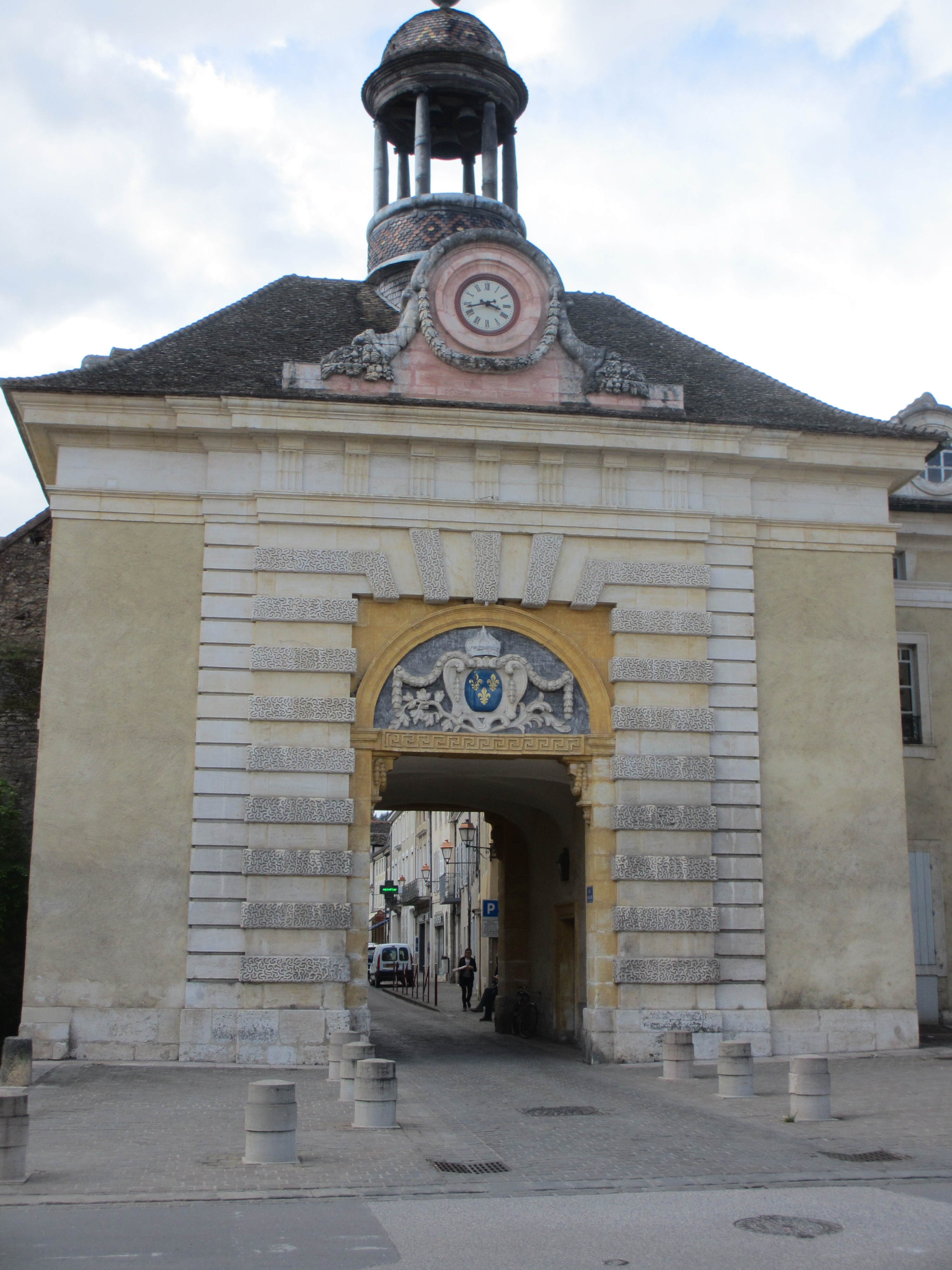 La Porte qui donne accès au centre de Givry